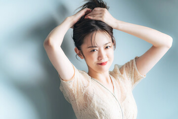 Naklejka premium 髪をかきあげるミドル女性 ヘアケア 美容