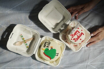 Bento cake with text happy birthday in takeout box