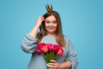 Plump woman with crown and flowers