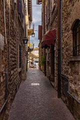 Fototapeta na wymiar Jezioro Garda, miasto Lazise we Włoszech. Lazise to malownicza i bardzo klimatyczna miejscowość, znajdująca się na wschodnim brzegu jeziora Garda.