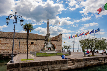 Jezioro Garda, miasto Lazise we Włoszech. Lazise to malownicza i bardzo klimatyczna miejscowość,...