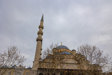 Fototapeta na wymiar Eminonu Yeni Cami or New Mosque with cloudy sky.