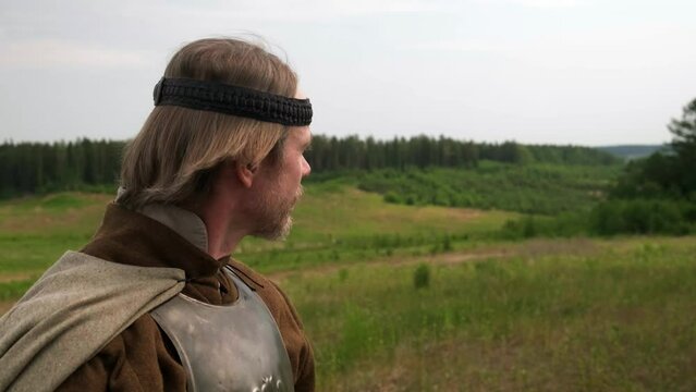 ancient warrior, wandering warrior, mythical warrior,
a man dressed as an ancient warrior, a guy dressed as a knight plays on camera