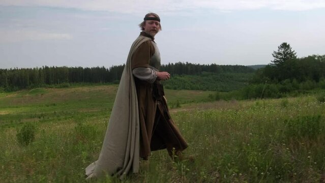 ancient warrior, wandering warrior, mythical warrior,
a man dressed as an ancient warrior, a guy dressed as a knight plays on camera