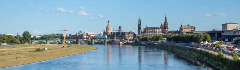 Fototapeta na wymiar view of the elbe river in the city from dresden