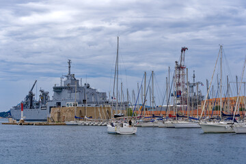 Naklejka premium Scenic view of marina with sailing boats and yachts at French City of Toulon on a cloudy late spring day. Photo taken June 9th, 2023, Toulon, France.