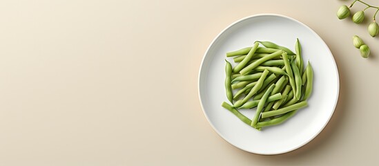 Obraz premium A closeup of green beans on a white plate on isolated pastel background Copy space