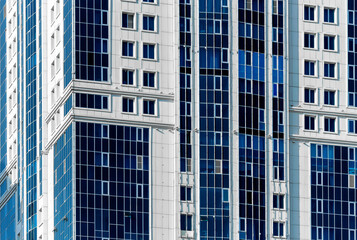 Obraz premium many windows and walls facade of a modern skyscraper without people