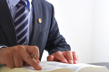 六法全書を読む男性弁護士