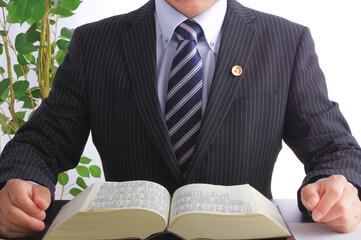 凛々しい男性弁護士