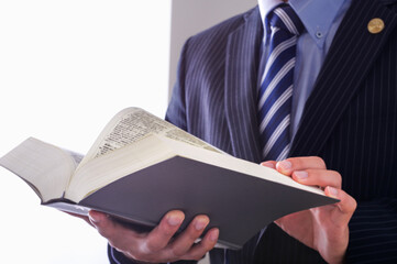 六法全書を読む男性弁護士