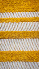 Fototapeta na wymiar Toalla amarilla con rayas blancas