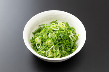 黒背景に刻みネギ