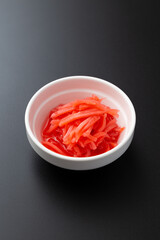 黒背景に紅生姜