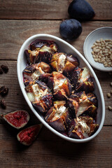 figues rôties au fromage de chèvre et pignons de pin, sucré salé