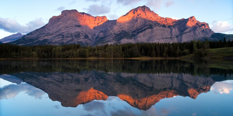 Naklejka premium Mount Kidd at Sunrise reflected in Wedge Pond in Kananaskis, Alberta