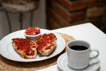 Molletes con chorizo y café americano 