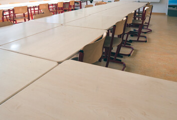 Detailansicht eines leeren Klassenzimmers mit Stühlen und Tischen und Schränken in einer Schule...