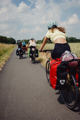 Familie fährt mit bepackten Fahrrädern über einen Radweg zwischen Münster und Coesfeld, Münsterland, Deutschland 