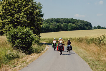 Familie fährt mit bepackten Fahrrädern durch die Baumberge, Münsterland, Deutschland 