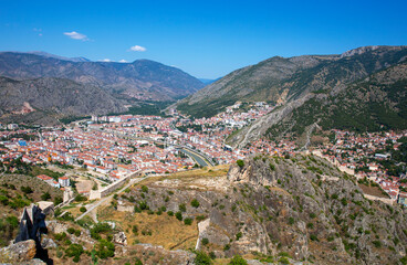 Obraz premium Amasya, Turkey - july 22, 2023 : Old Ottoman houses panoramic view by the Yesilirmak River in Amasya City. Amasya is populer tourist destination in Turkey.