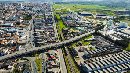 Obraz premium Visão aérea do bairro de Brás Cubas na cidade de Mogi dsa Cruzes captada do alto por um drone