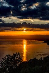 Fototapeta na wymiar Couché de soleil sur le Lac Léman en Suisse