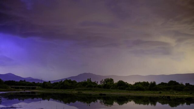 Tormenta electrica de noche con nubes en movimiento