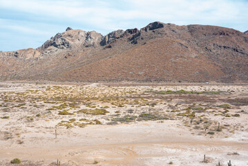 Vista de una carretera en el desierto de Baja California 