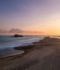 Vista del atardecer en una playa mexicana 