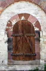 Fototapeta na wymiar Runde Holztür in einer alten Fassade