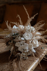 Bouquet de la mariée en fleurs séchées