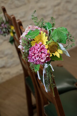 Bouquet de fleurs accroché à une chaise