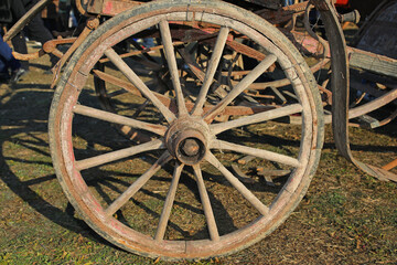 Fototapeta na wymiar old wooden wheel of a wagon for transport with woody spokes