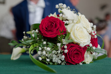 Le bouquet de la mariée thème rouge et blanc
