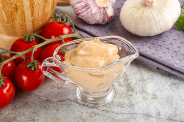 Yellow cream grill sauce for burger