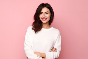 Obraz premium Beautiful brunette woman wearing white sweatshirt mockup in studio against pink background, young woman wearing white sweatshirt mockup. Print presentation mock-up