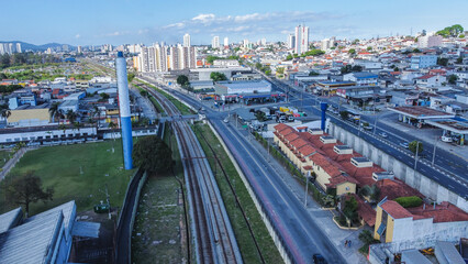 Visão aérea da linha de trem atravessando a cidade de Mogi das Cruzes no Brasil