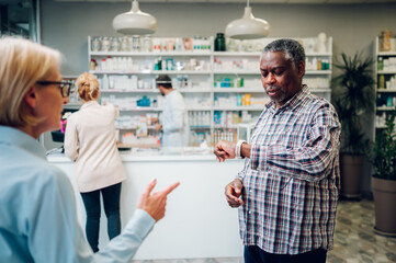 Obraz premium Portrait of a senior african american man customer in a pharmacy