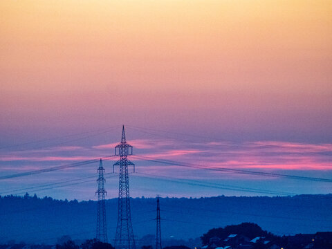Strommasten bei Sonnenuntergang