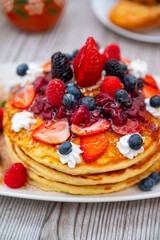 hot cakes con frutos rojos