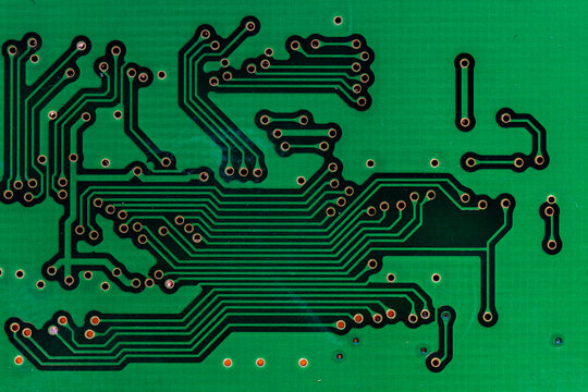 Detalle del circuito impreso de una placa electrónica del interior de un ordenador	