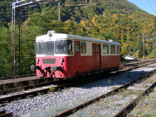 Obraz premium Abandoned old train locomotive on train tracks on a sunny day in nature. 