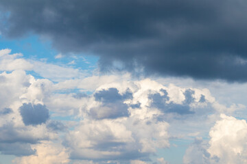 Obraz premium A dramatic sky and clouds on a beautiful clear day.