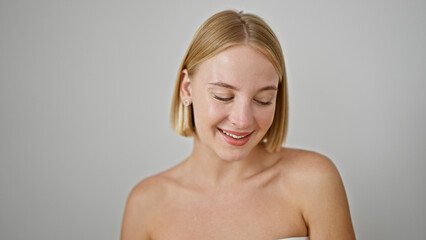 Obraz premium Young blonde woman smiling confident standing over isolated white background