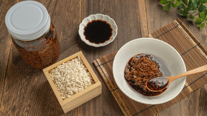 日本のしょう油麹と材料(米麹・醤油)