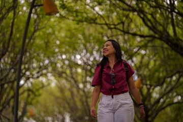 mujer mirando al horizonte en medio del bosque