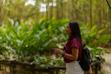 mujer caminando por el bosque