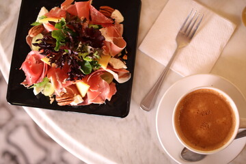 Ensalada con café
