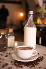 Obraz na płótnie Canvas Taza de café con leche y granos 